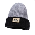 Gorro de punto en contraste gris y negro con etiqueta de moda para el calor invernal - Patchwork Gris y Negro