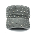 Dettaglio del berretto militare grigio lavato con vari rivetti in metallo argento punk - Regolabile / Grigio
