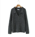 Dettaglio della trama a maglia di un maglione grigio antracite con scollo a V - Taglia unica / grigio scuro