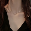 Choker minimalista con perle d'acqua dolce e ciondolo a sfera in oro 14K su una modella - Argento 925 / Perla Artificiale 3mm Con Sfera