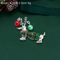 Kerst teckel speldje in rood-groen gestreepte trui met een feestelijk gewei - Zilveren Teckel Stijl (YNCP3383 Zilver)