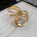 Détail du bracelet rigide doré géométrique irrégulier avec une finition poli miroir - Bracelet jonc à charnière épais torsadé (Or)