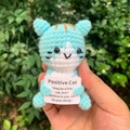 Handgemachte blaue Häkel-Katze mit einer Motivationskarte für positive Energie - Blaue Katze