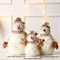 Famille de bonhommes de neige en peluche avec bonnets dorés et détails de noël festifs - Chapeau Rond Lot de 3