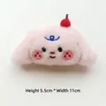 Détail d'accessoire chien en peluche avec pomme rouge et dimensions 5,5 cm par 11 cm - Original (Ouverture arrière) / Chien cerise rose