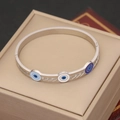 Polierter Evil Eye Armreif in Silber mit blauer Emaille in einer Schmuckschatulle - Dreifach-Auge Emaille Stil (3#)