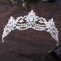 Detailansicht der silbernen Brautkrone mit floralen Zirkonsteinen auf dunklem Grund - Silber Weiß Zirkon