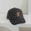 Dettaglio cappello in lana a quadri marroni per bambini con toppa orsetto 3D - 3-8 Anni (52-54cm) / Nero