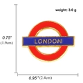 Vista dettagliata della spilla London Underground con barra blu e cerchio rosso smaltato - Logo della Metropolitana di Londra