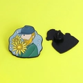 Dettaglio fronte e retro della spilla smaltata Van Gogh con girasoli e chiusura in gomma - Van Gogh