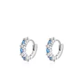 Orecchini a cerchio in argento 925 con zirconi blu e bianchi su sfondo bianco - Argento 925 / Argento sterling 925