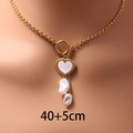Collana a strati in acciaio inossidabile con cuore dorato e perle barocche su modella - Stile Cuore Perla Irregolare