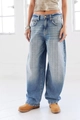 Detailstruktur des hellblauen Denimstoffs und Distressed-Kanten an der weiten Jeanshose - S / Blau
