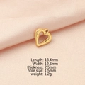 Detalle macro del colgante de corazón de acero dorado de 13,4 mm con medidas exactas - Oro de 18K (Pequeño)