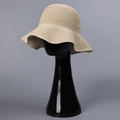 Gros plan du chapeau de paille beige tissé main montrant la texture et les bords - Bord 8cm / Beige