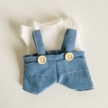Miniatur T-Shirt und blaue Denim-Latzhose mit Holzknöpfen für 17cm Plüschpuppen - Weißes T-Shirt & Denim-Latzhose mit Taschen Set / Passend für 17cm Puppe