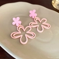 Dettaglio degli orecchini a fiori in resina rosa su un piatto di ceramica decorato - Fiore Vuoto Rosa (Perno in Argento 1#)