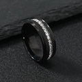 Anillo minimalista de acero inoxidable negro con fila de diamantes cuadrados sobre piedra - US 6 / Negro