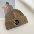 Berretto in maglia kaki minimalista con toppa logo su una trama di lana a coste - 55-59CM / Cachi Scuro