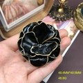 Klassische schwarze Emaille-Doppelblumen-Brosche mit Goldrand in der Hand 48mm - Blume / Schwarz