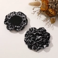 Conjunto de broche y clip de pelo de camelia en tela con estampado de leopardo gris - Gris Oscuro