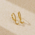 Französische Luxus-Creolen in Gold mit weißen Opal-Anhängern und funkelnden Kristallen - Gold (Weißer Opal)