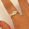 Bague vintage en acier doré avec émail blanc et texture de vigne entrelacée - Style Vigne Entrelacée Blanche (K-638)