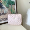 Borsa trapuntata rosa con orsetti e fiocchi posizionata su un tavolo bianco - Orso con Nastro Blu Trapuntato