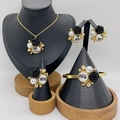 Set di gioielli dorati con rose nere e perle composto da collana e bracciale elegante - Rosa Nera (KS228697-LX)