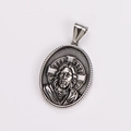 Primo piano di un ciondolo ovale in argento con rilievo di Gesù e croce in acciaio inox - Ciondolo Gesù Argento (Senza Catena)