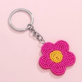 Kralen sleutelhanger met madeliefje in roze en geel en gouden metalen ringetje - Rozerode Bloem