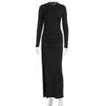Dettaglio di un abito nero attillato a maniche lunghe con coulisse e spacco laterale alto - S / Nero
