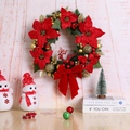 Ghirlanda di Natale con fiori rossi di poinsettia, palle dorate e una renna rossa - Stile ghirlanda di Natale 1 / Rosso/Oro