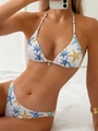 Dettaglio del top bikini a coste bianco con stampa a stelle marine e ciondolo a conchiglia - Stampa Stella Marina