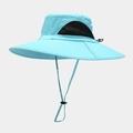 Détail du chapeau de soleil bleu ciel avec large bord et maille respirante noire latérale - M (56-58cm) / Bleu Ciel