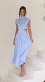 Détail d'une robe longue en satin bleu clair avec col haut et découpes à la taille - S / Bleu clair