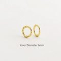 S925 zilveren huggie oorbellen van 6mm met een gehamerde gouden afwerking - Gehamerde Binnendiameter 6mm Oorring / 6mm / Goud