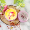 Candela profumata in latta a pois rosa con fiori secchi per San Valentino - Peonia