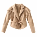 Detailansicht der khakifarbenen Wildlederjacke mit gerafften Schultern und Bindegürtel - S / Khaki