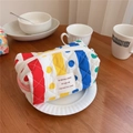 Dettaglio ravvicinato della trousse trapuntata a strisce floreali su un piatto bianco - Strisce a Pois Trapuntato