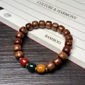 Pulsera de cuentas de palisandro pulido con detalles coloridos sobre fondo de caligrafía - Cuentas Estilo Antiguo Tricolores 8x9mm