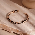 Detalle de brazalete abierto de doble capa con estampado de leopardo y puntas doradas - 2# Brazalete Abierto de Cuero de Leopardo Plisado