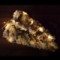 Albero di Natale artificiale floccato con luci LED calde e aghi in PVC innevati - Albero Sospeso Floccato Da 45 Cm Con Luci