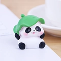 Simpatica statuina di panda con cappello a foglia verde, ornamento decorativo in resina - Panda con Cappello a Foglia di Loto