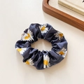 Coletero de satén gris oscuro con estampado de margaritas para peinados elegantes - Azul marino