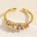 Détail d'une bague vague plaquée or 14K avec cinq pierres de zircon violettes - Zircone Violette
