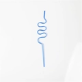 Cannuccia creativa in plastica PET blu riccia con design ondulato su sfondo bianco - Verme Blu Reale
