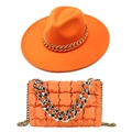Detail von orangefarbenem Filzhut und gesteppter Handtasche mit groben Goldketten - M (56-58cm) / Hut + Tasche Set / Orange