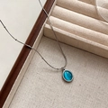 Elegante silberne Titanstahlkette mit einem ovalen blauen Katzenauge-Steinanhänger - Silber
