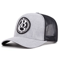 Dettaglio del tessuto twill grigio e della rete nera traspirante sul cappello trucker retro - Regolabile / Grigio